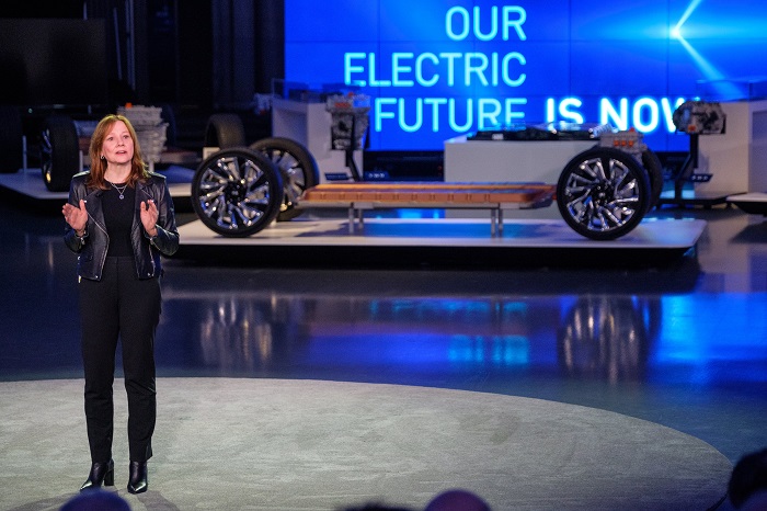 GM의 메리 바라(Mary Barra) 회장 겸 CEO는 4일 수요일 미시간 주 워런에 있는 GM Tech Center 캠퍼스의 Design Dome에서 GM의 전기차 기술과 향후 출시될 모델을 자세히 설명하는 행사에 참석했다(by Steve Fecht)
